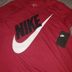 New with tags women's Nike shirt